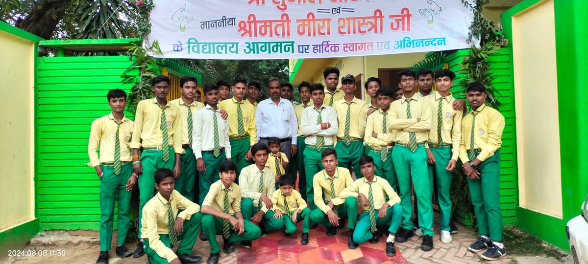 Students Welcoming Shri Sunil