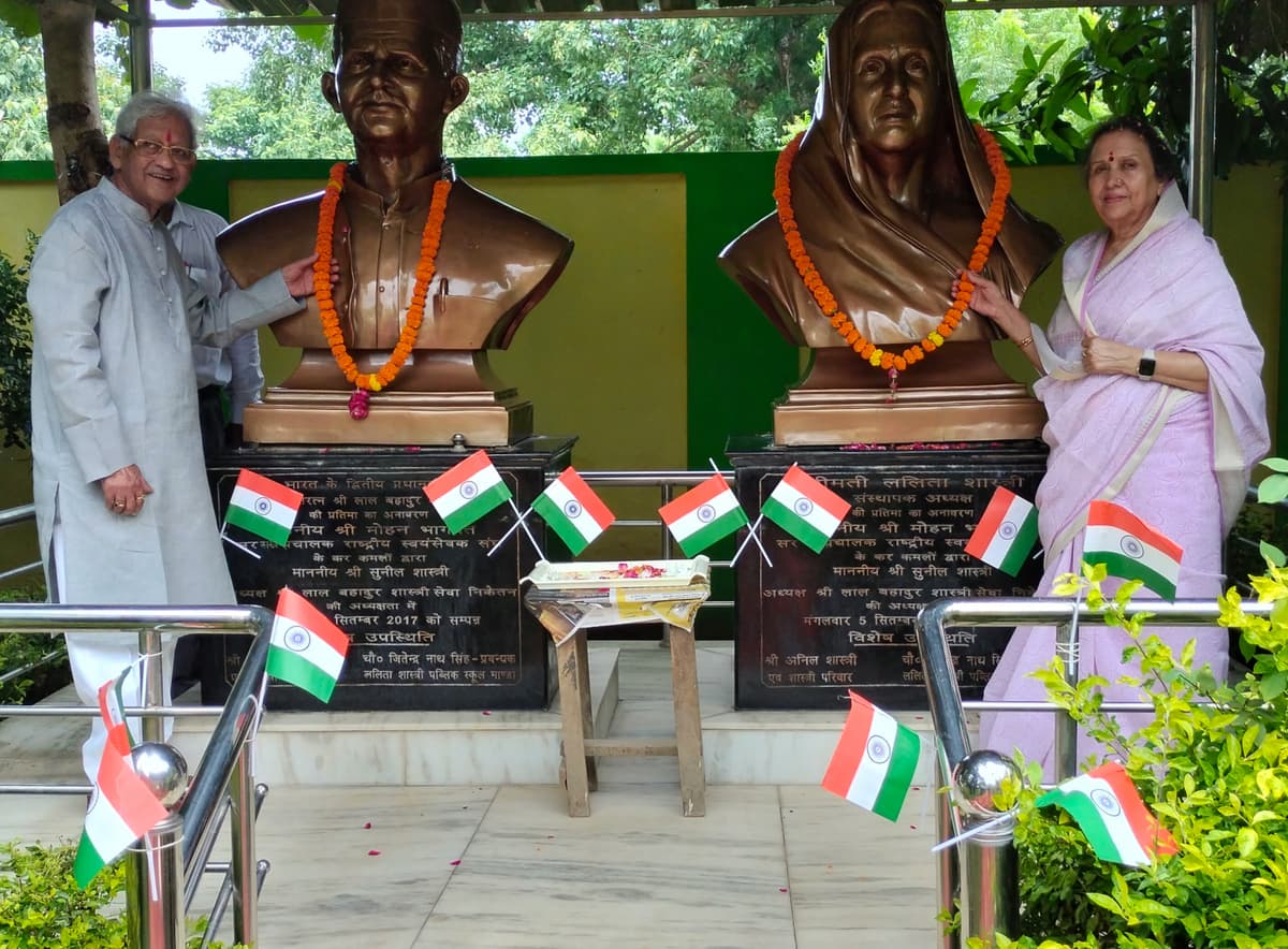 Shri Sunil Shastri & Shrimati Meera Shashtri garland the statue of Lal Bahadur Shastri.